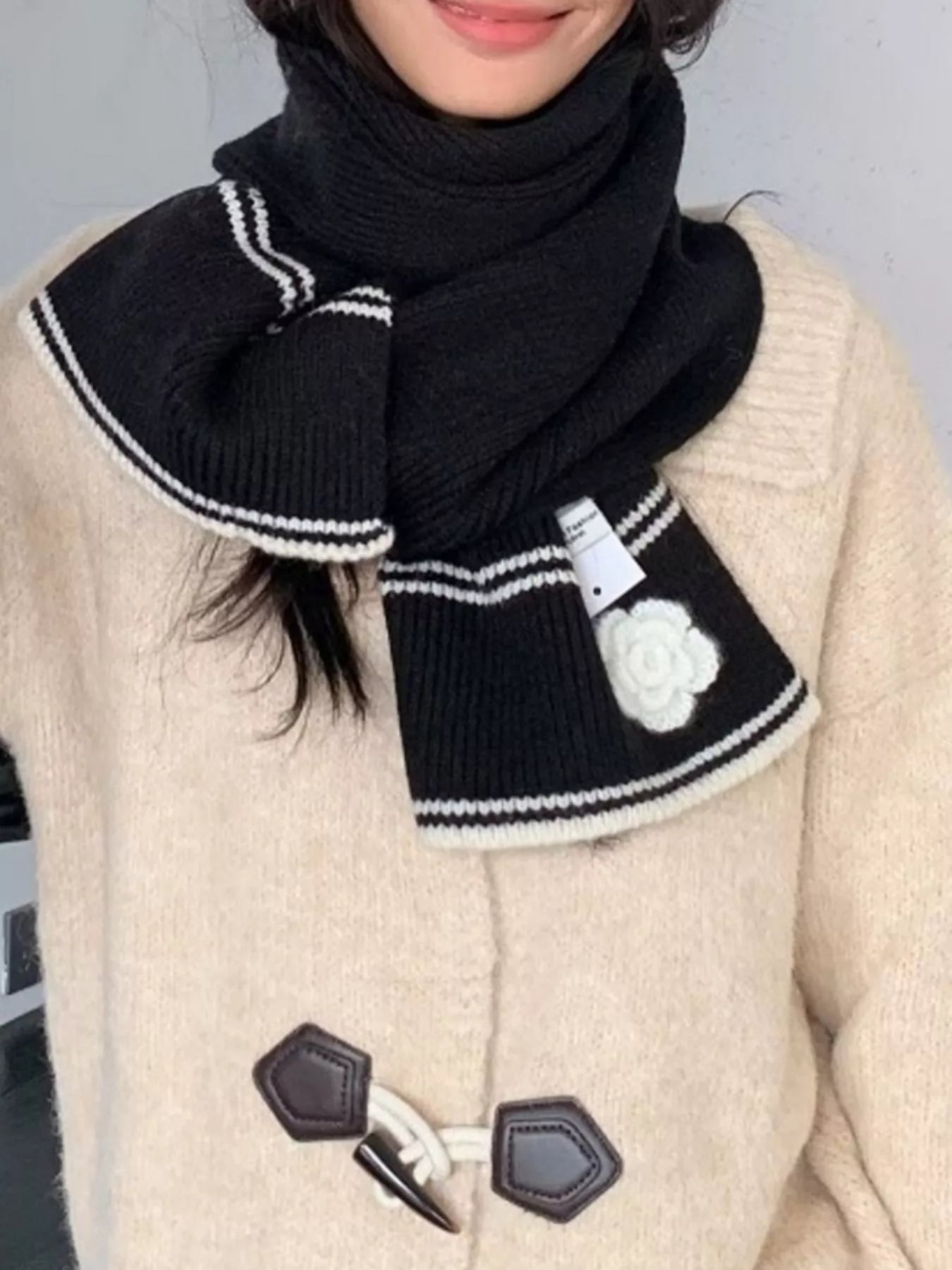 Contrast Trim Knitted Scarf with Camellia Decorn