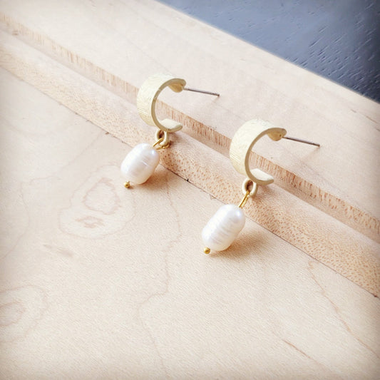 **Matte Gold Cuff Earring w/ Genuine Freshwater Pearl Dangle 200n