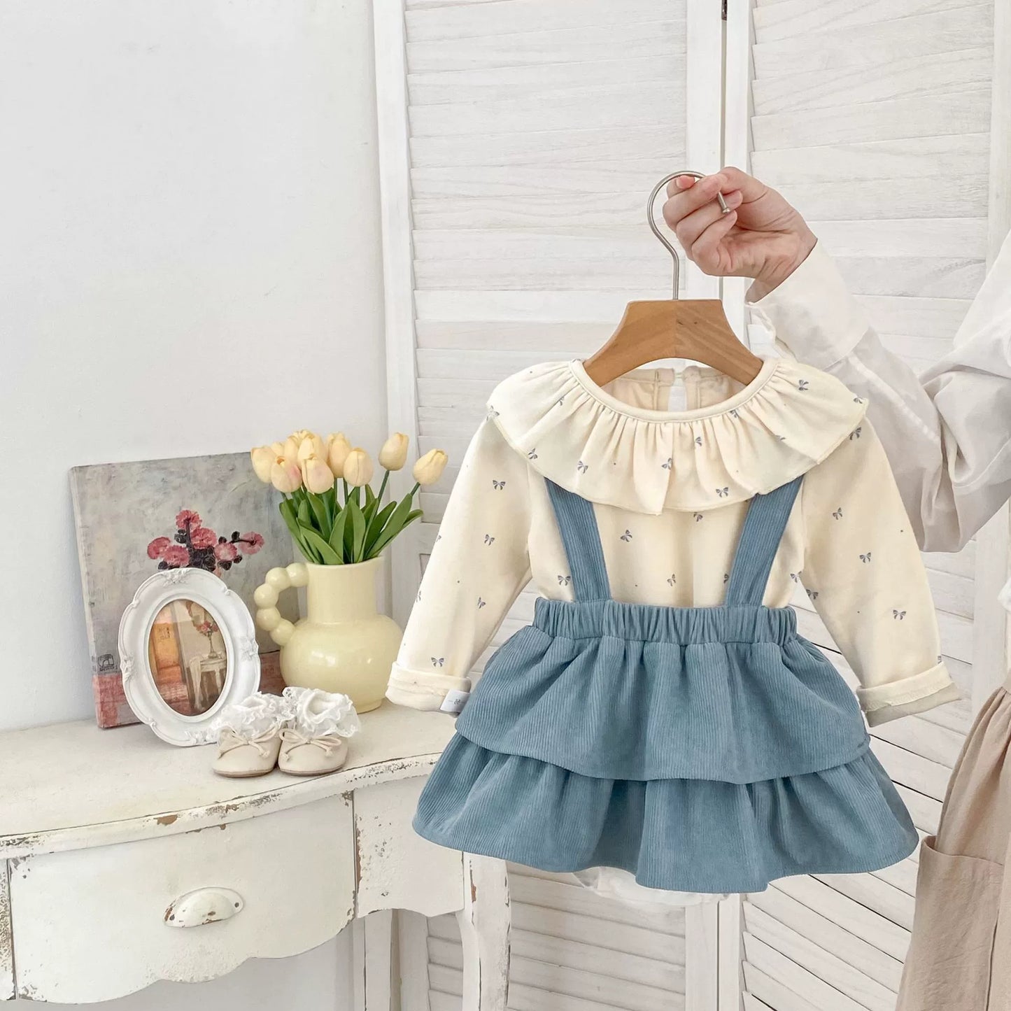 Spring and Autumn Baby Kids Girls Butterfly-bows Pattern Long Sleeves Beige Top and Sleeveless Onesies Overalls Clothing Set