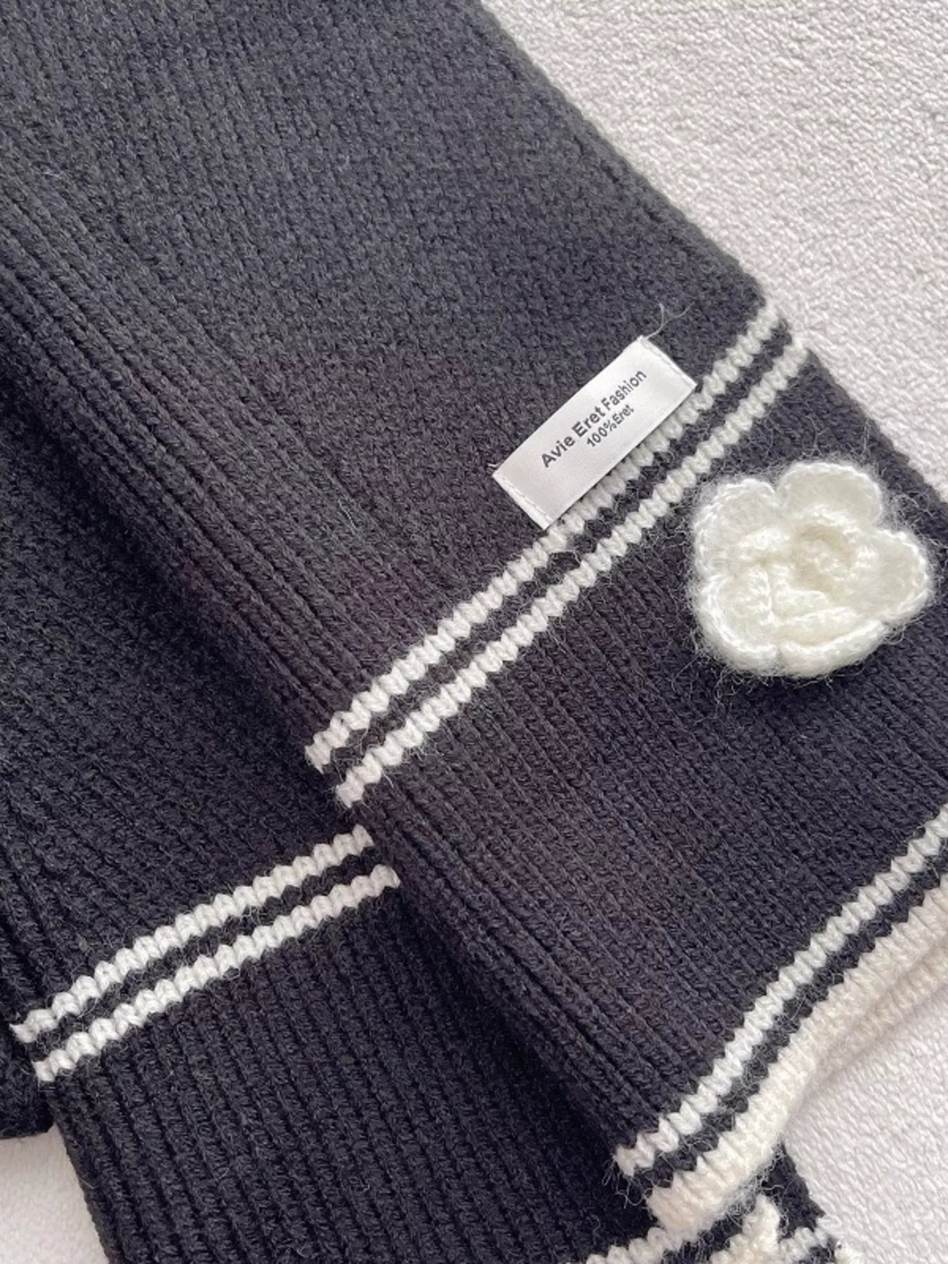 Contrast Trim Knitted Scarf with Camellia Decorn