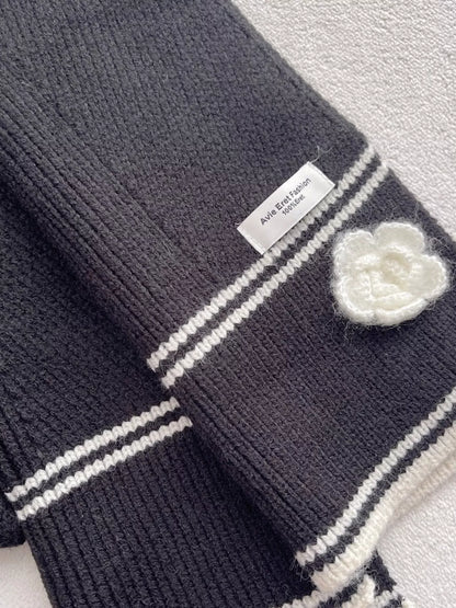 Contrast Trim Knitted Scarf with Camellia Decorn