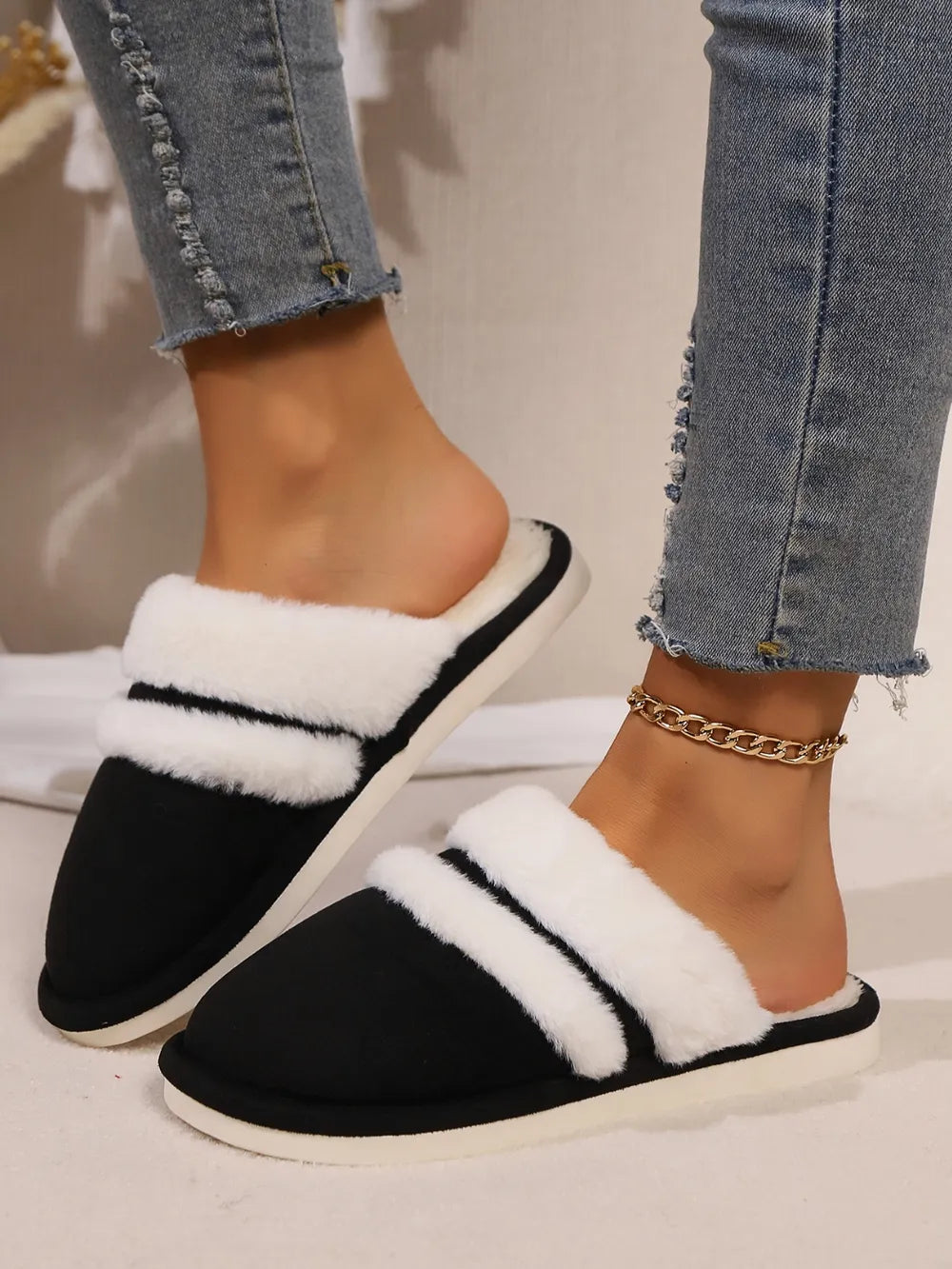 Contrast Faux Fur Round Toe Slippers