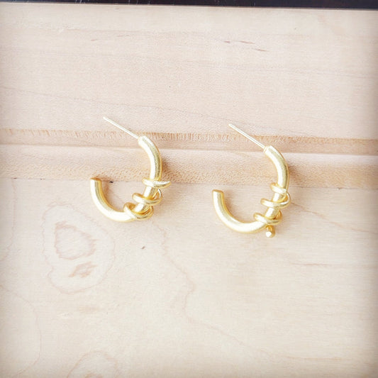 **Matte Gold Hoop Earring w/ Wire Wrapping 200i