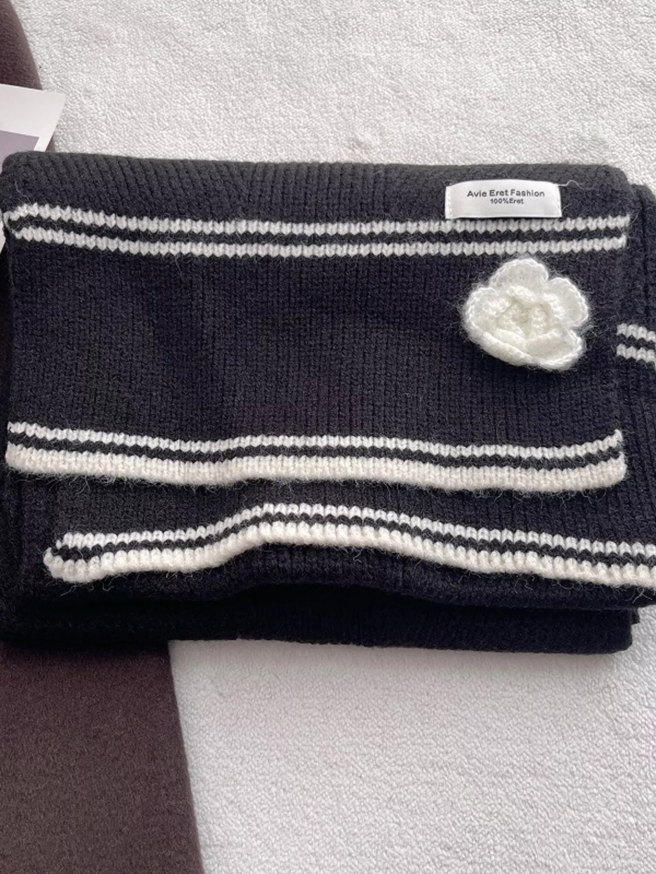 Contrast Trim Knitted Scarf with Camellia Decorn