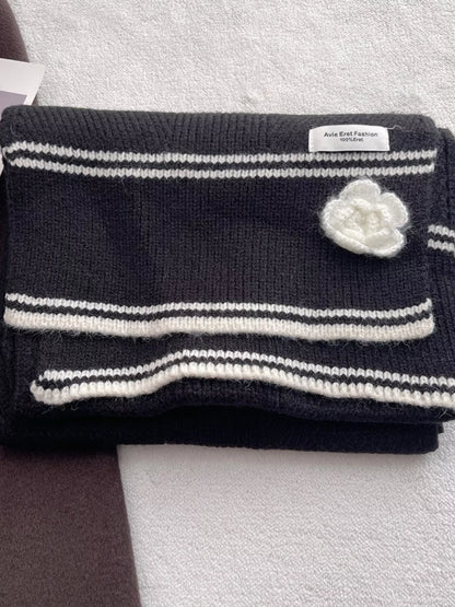 Contrast Trim Knitted Scarf with Camellia Decorn