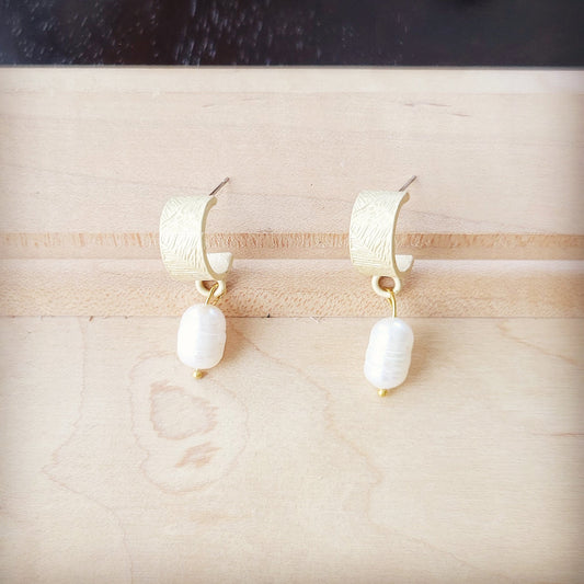 **Matte Gold Cuff Earring w/ Genuine Freshwater Pearl Dangle 200n