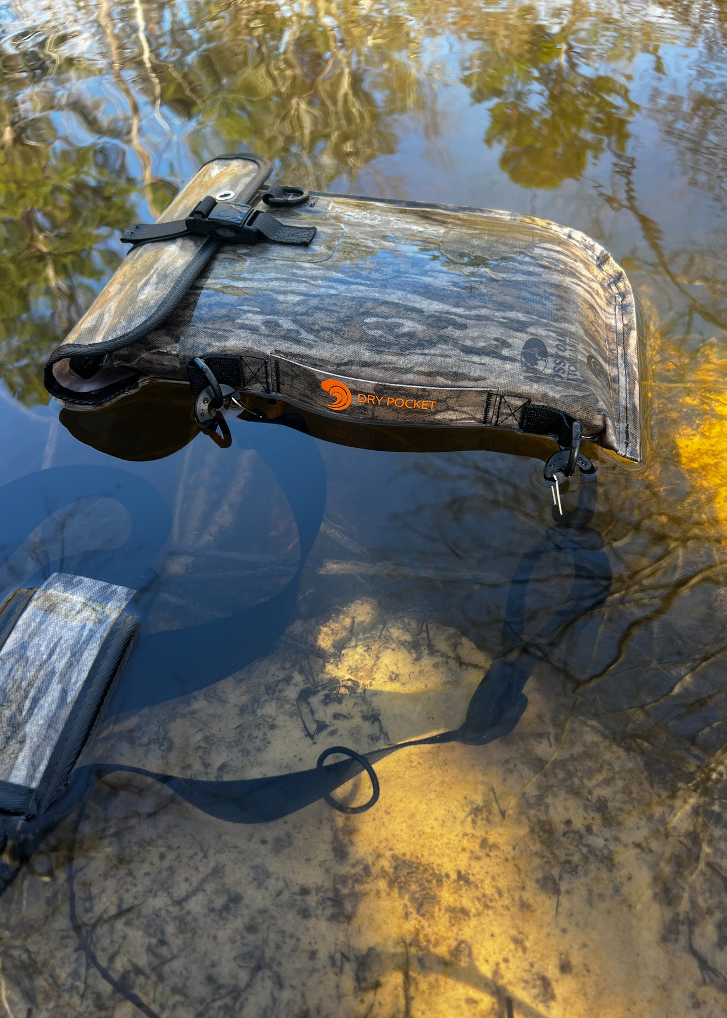 Mossy Oak - Auto-Sealing, Waterproof, Floating, Scent Proof Universal Pistol / Utility Dry Bag