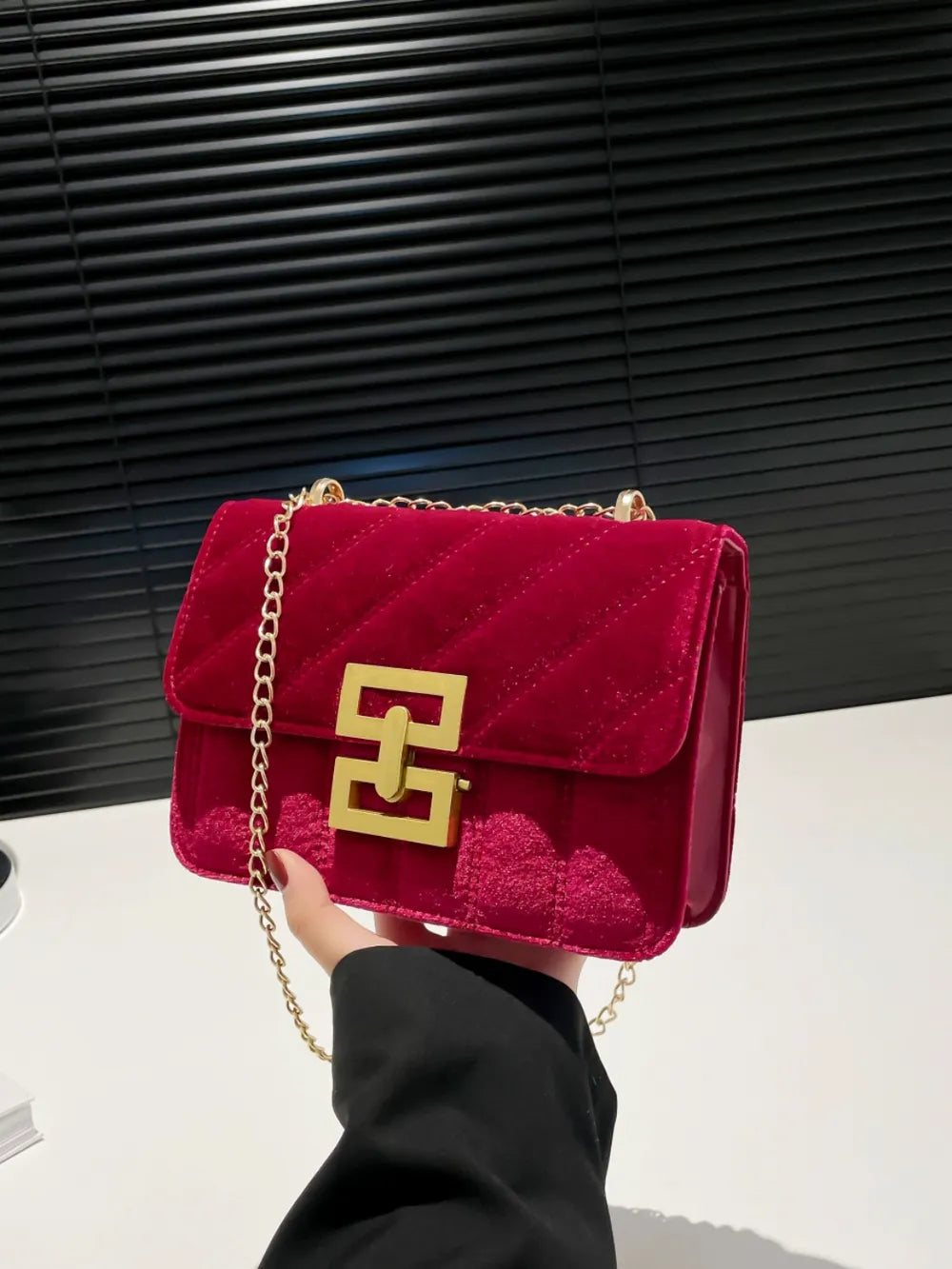 Gold Clasp Chain Shoulder Bag