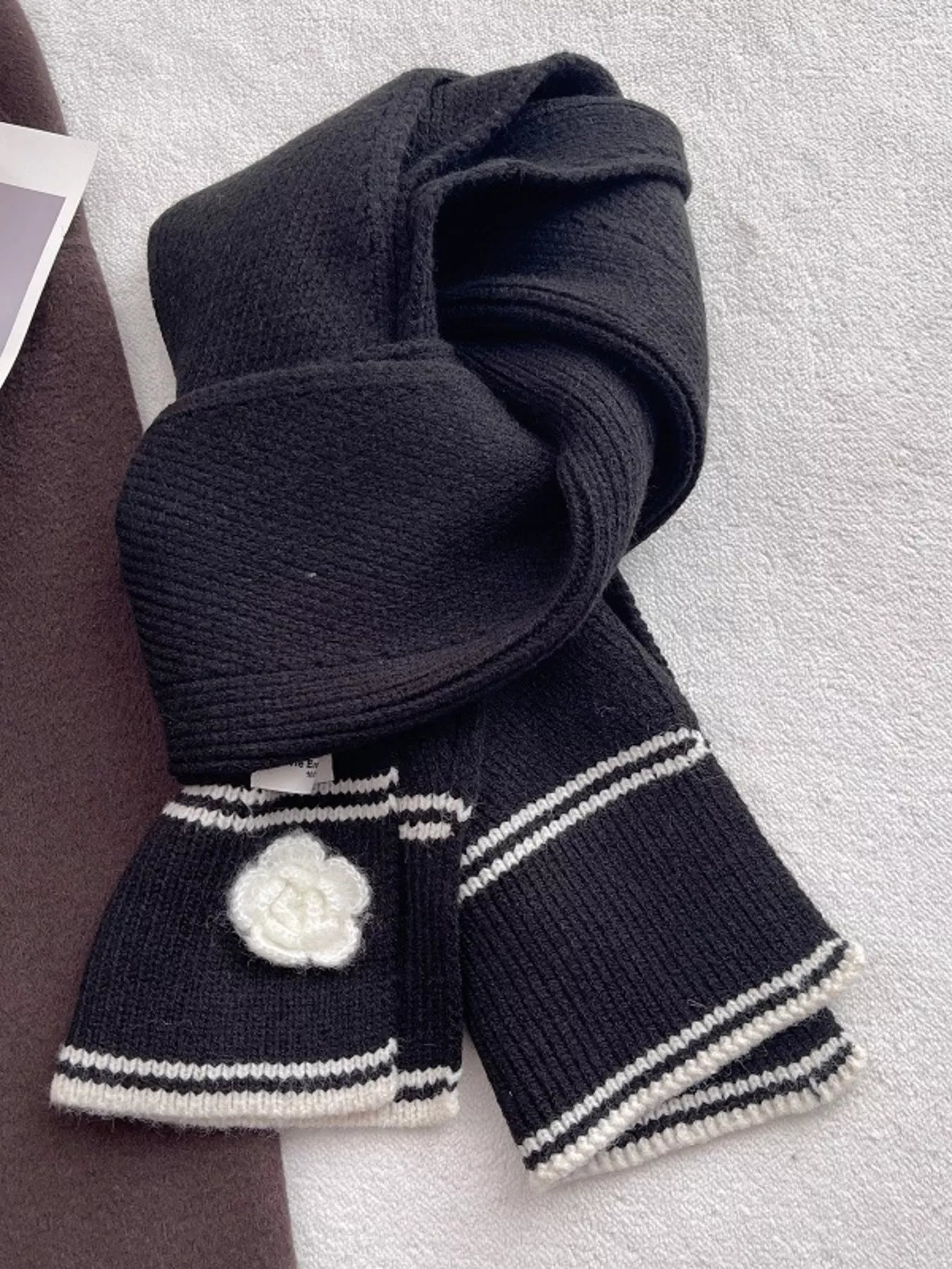 Contrast Trim Knitted Scarf with Camellia Decorn