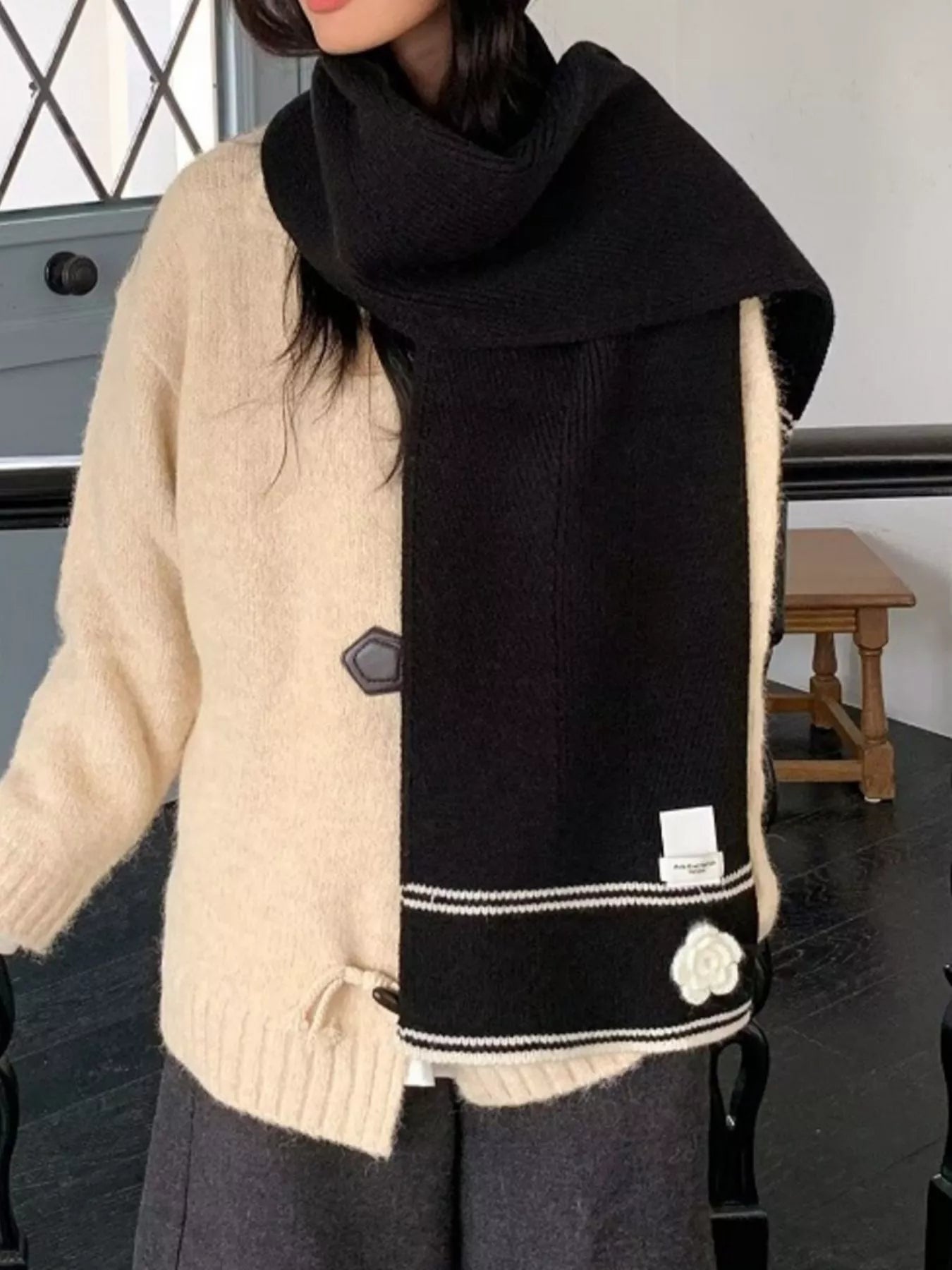 Contrast Trim Knitted Scarf with Camellia Decorn
