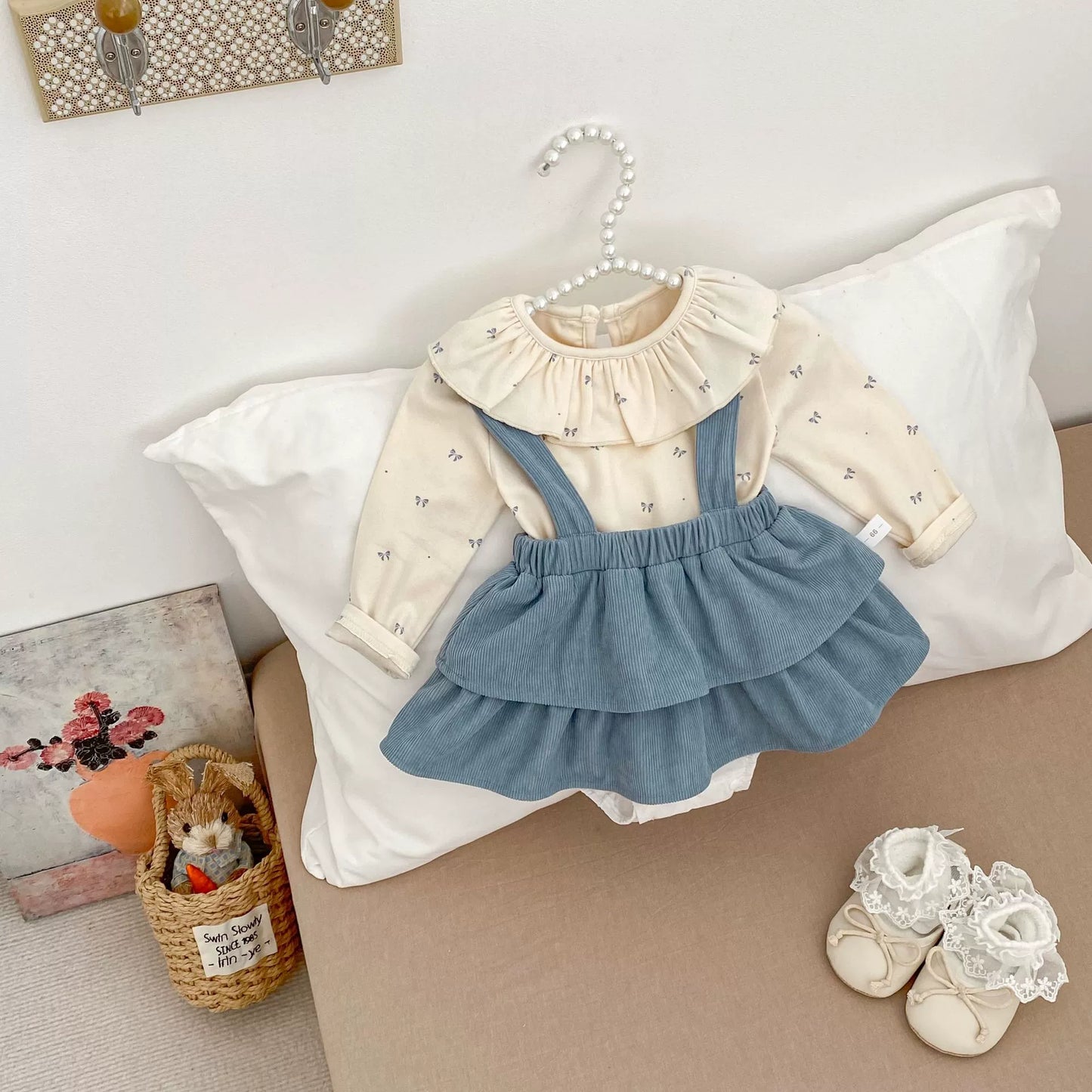 Spring and Autumn Baby Kids Girls Butterfly-bows Pattern Long Sleeves Beige Top and Sleeveless Onesies Overalls Clothing Set