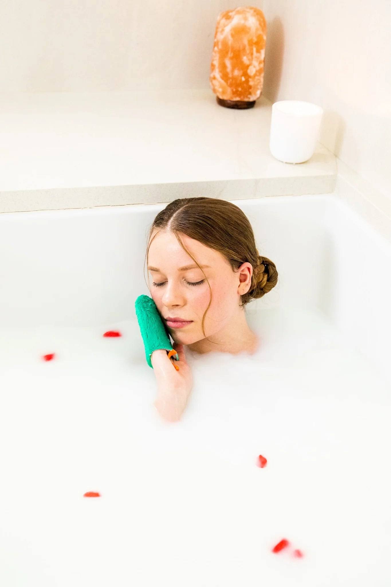 Cleanlogic Facial Mitt: Gentle Exfoliation for a Clear Complexion